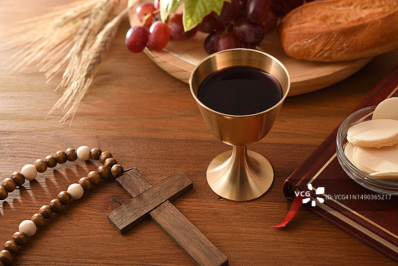 西班牙，木桌上的酒杯和神圣的主人图片素材
