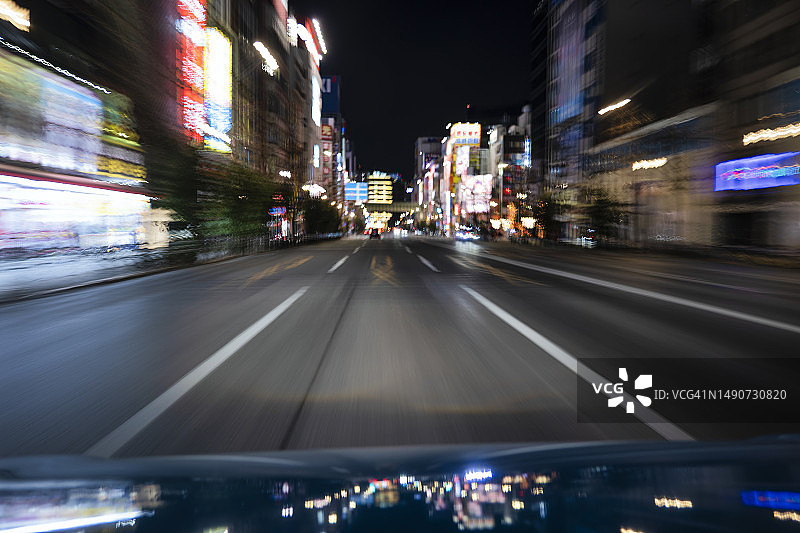 夜晚在城市道路上行驶的汽车(第一人称/驾驶员视角)图片素材