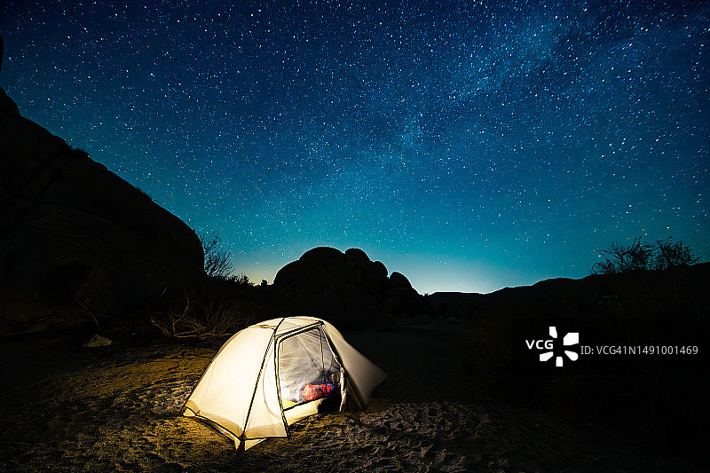 加州夜空下的照明帐篷图片素材