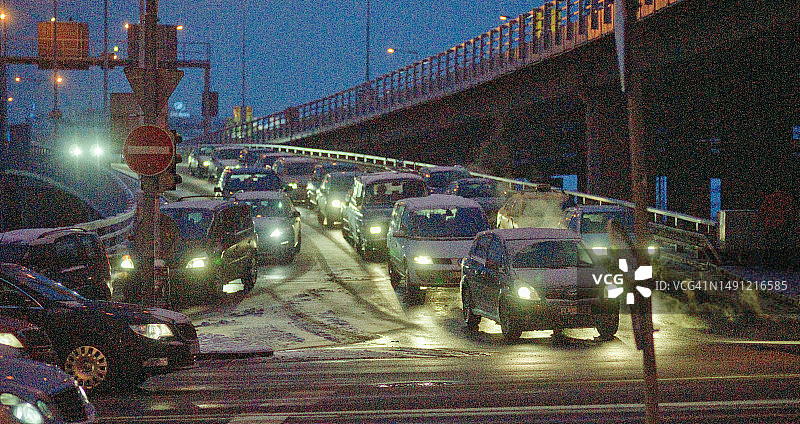 夜晚有汽车和雪的桥图片素材