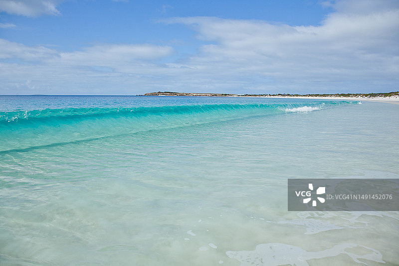 在透明的海水中破浪。Thuruna海滩。艾尔半岛。南澳大利亚。图片素材
