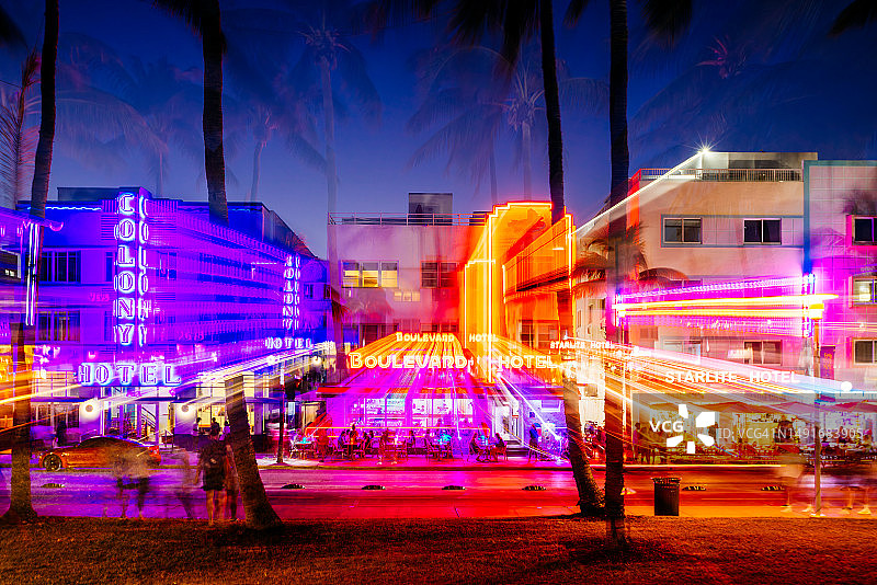 美国迈阿密，海洋大道的夜生活，明亮的霓虹灯和装饰艺术风格的酒店图片素材