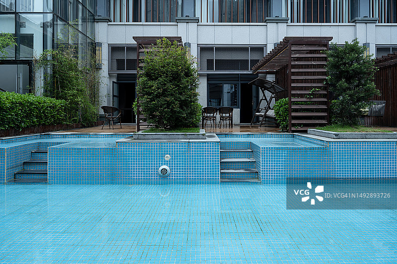 度假酒店的室外游泳池图片素材
