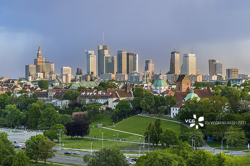 日落时华沙市中心的鸟瞰图图片素材