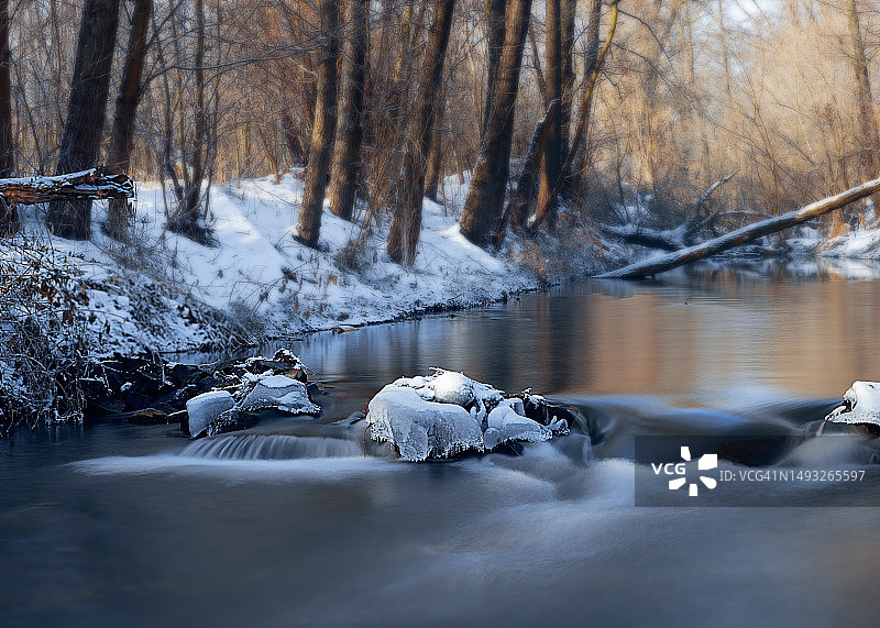 斯洛伐克冬季森林里河流的风景图片素材