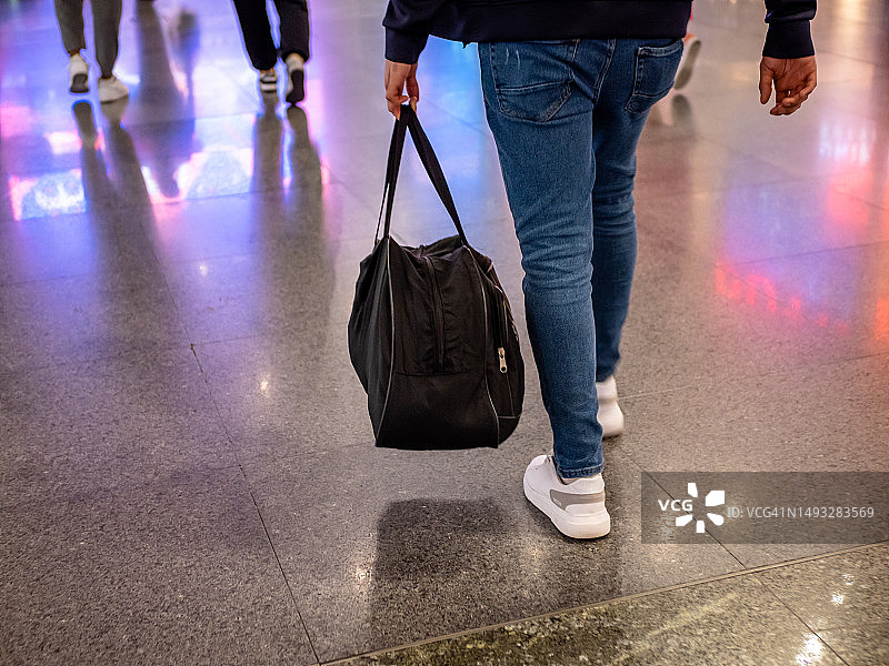 一位旅客走在机场的自动人行道上图片素材