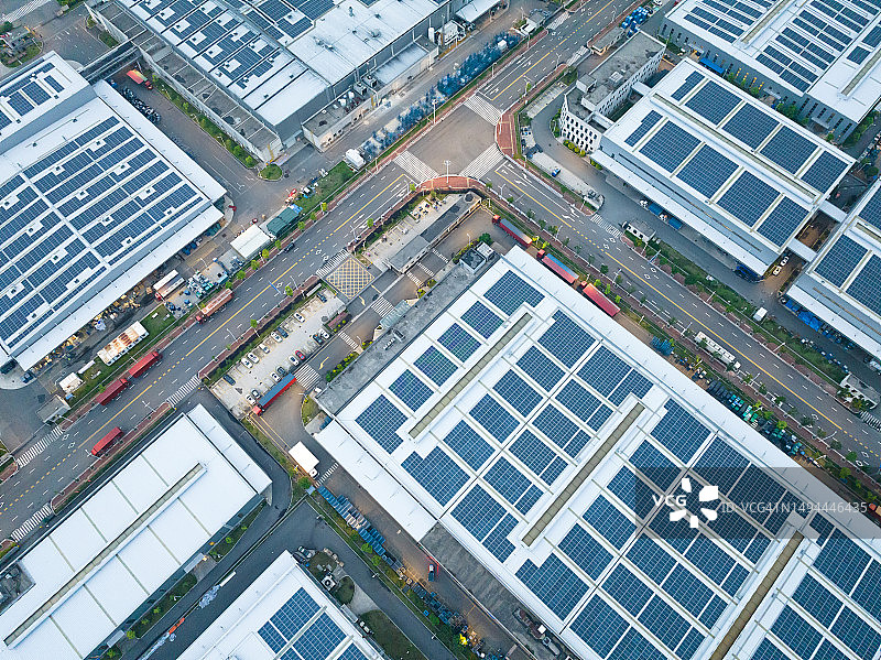 工厂屋顶上的太阳能发电站图片素材
