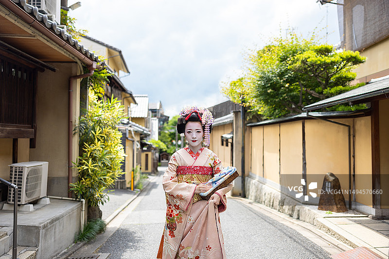 站在京都祗园街头的日本舞伎肖像图片素材