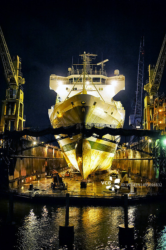 一艘集装箱船在汉堡港停泊图片素材