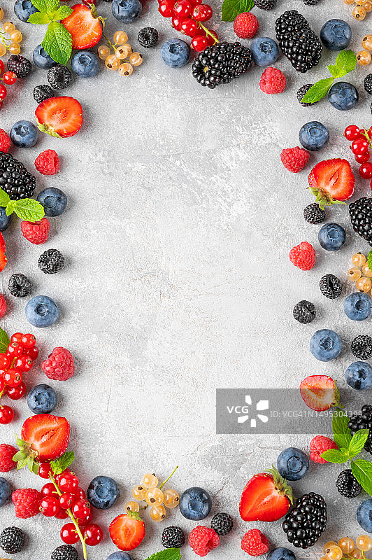 各种新鲜的夏季浆果在灰色的混凝土背景上。健康食品理念。前视图。食品的背景。图片素材