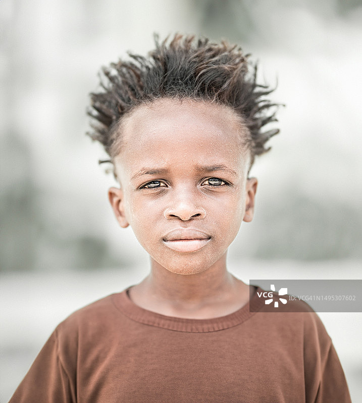 非裔美国男孩的户外肖像图片素材