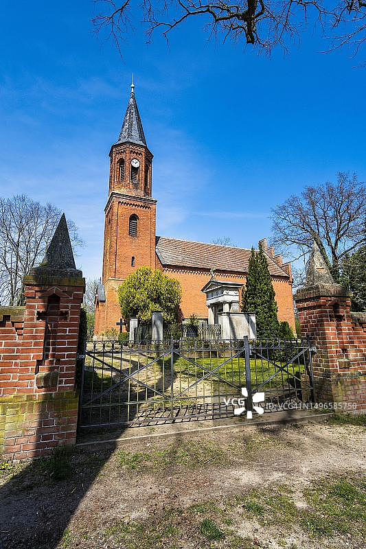 德国勃兰登堡Fehrbellin的Walchow村教堂图片素材