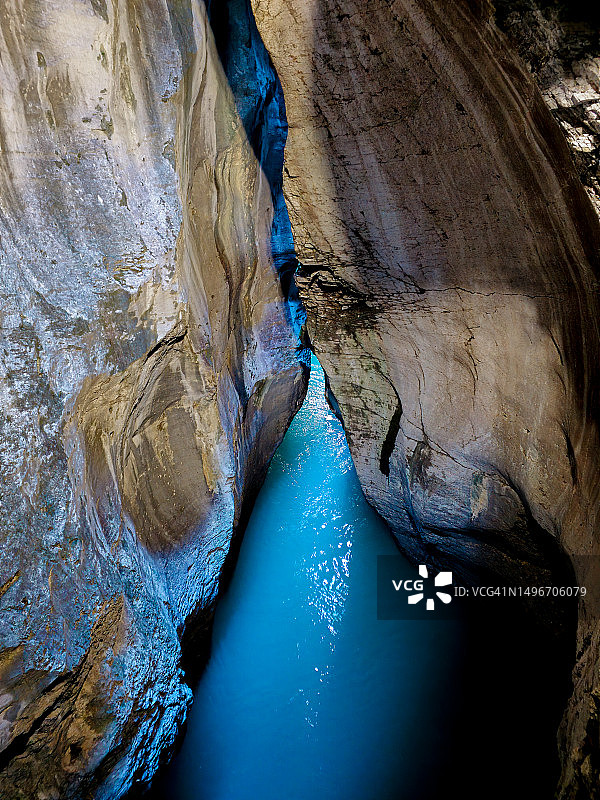 瑞士伯尔尼河上岩石形成的高角度视图图片素材