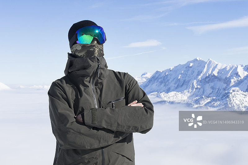 欧洲德国巴伐利亚，一名男子的肖像，他的脸被白雪覆盖，背景是雪山图片素材