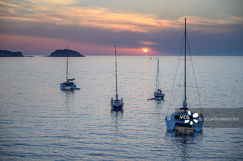 西班牙巴利阿里群岛，马略卡岛，日落时大海对天空的美景图片素材
