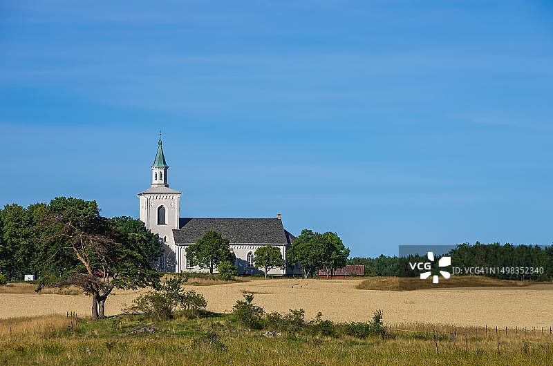 风景如画的奥特斯塔德村教堂在卡兰索，韦斯特戈特兰，瑞典图片素材