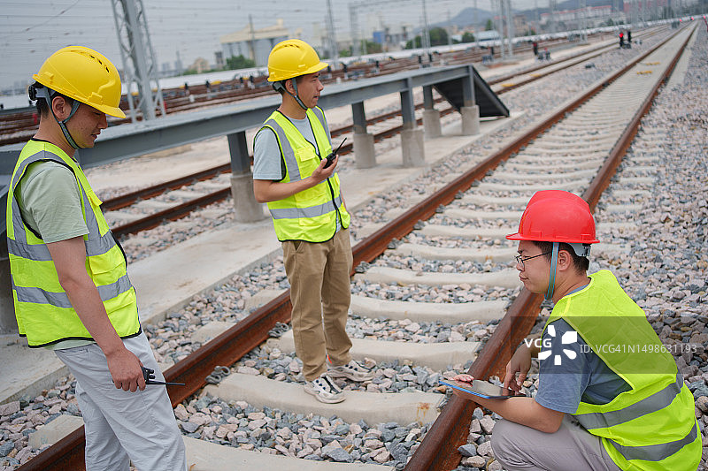 三个铁路工人图片素材