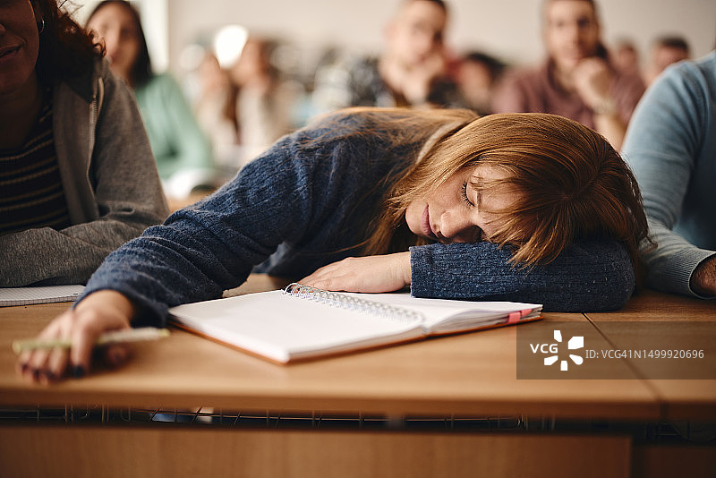 无聊的高中生在教室里睡觉。图片素材