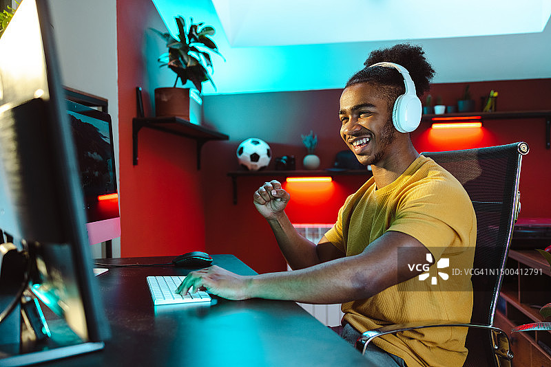兴奋的非洲人在电脑上玩电子游戏图片素材