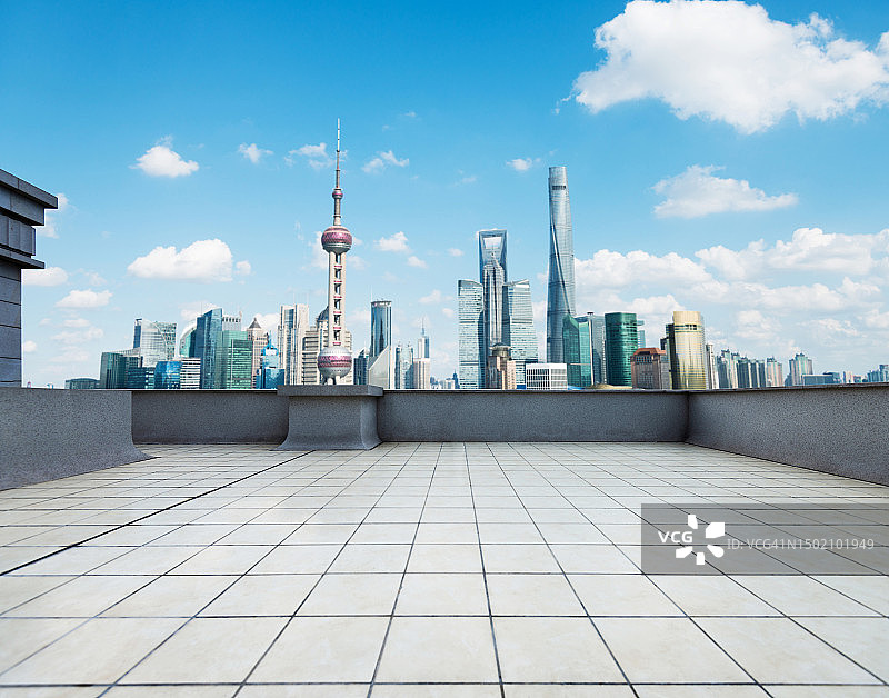 在上海天际线的映衬下，大厦屋顶上空荡荡的停车场图片素材