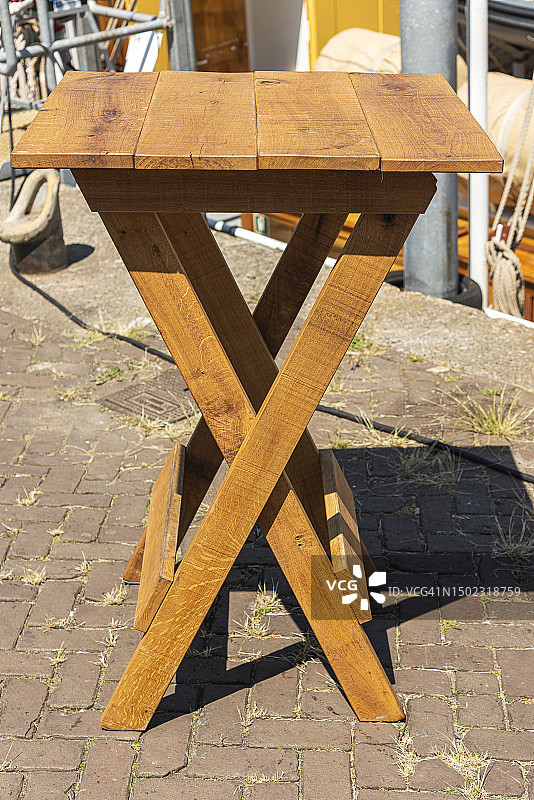木制折叠桌在外面的港口码头图片素材