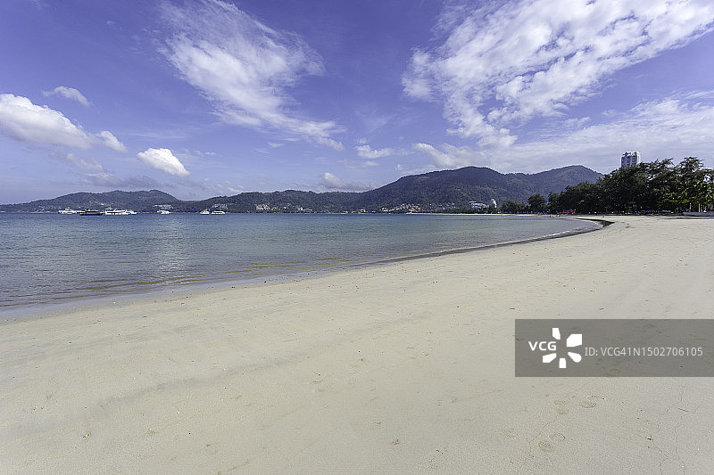 美丽的安达曼海和白色沙滩在巴东海滩，普吉岛，泰国。图片素材