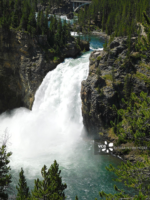 美国怀俄明州黄石国家公园森林中的瀑布景观图片素材