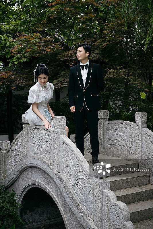 中国传统的新婚夫妇图片素材