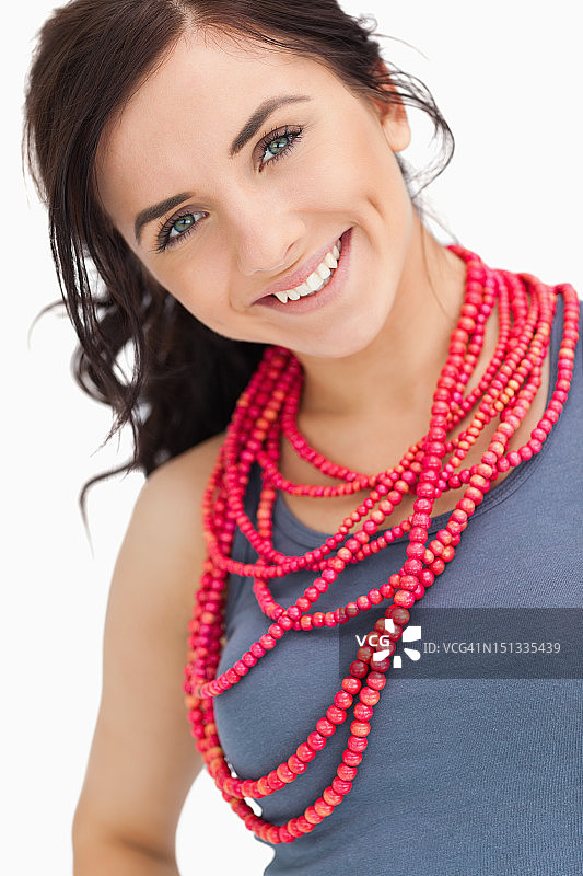 蓝眼睛的褐发女孩戴着一条红色的珠子项链图片素材
