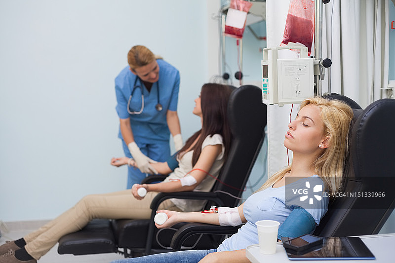 护士在照顾一个献血者图片素材