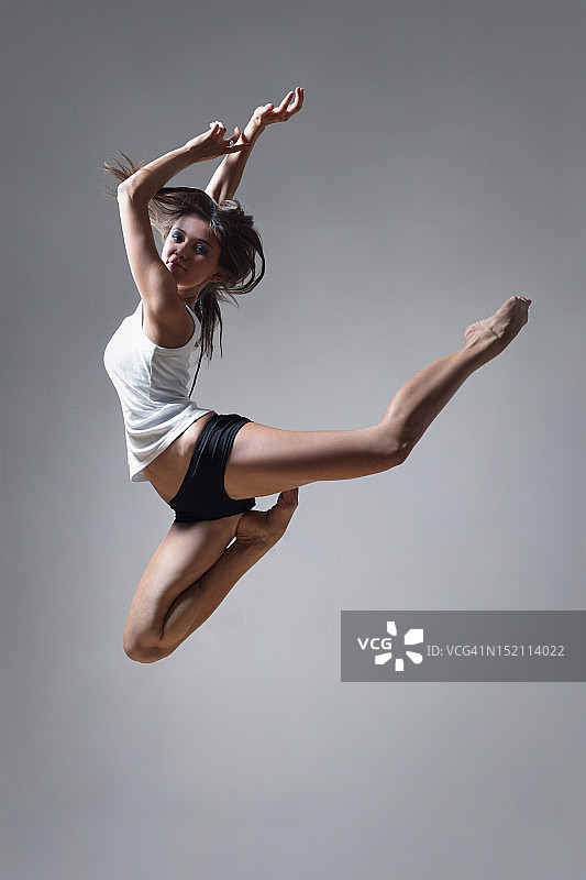 一个女舞者在半空中的静止图像图片素材