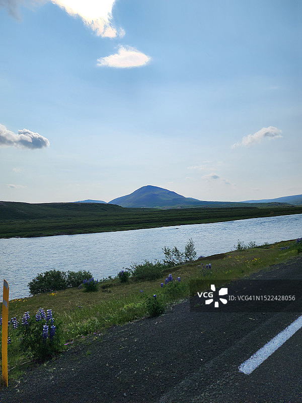 冰岛，天空映衬的湖景图片素材
