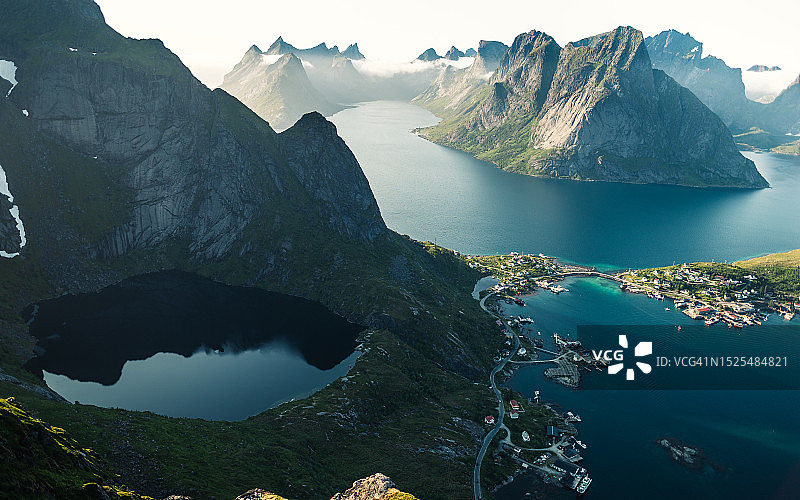 挪威北部的莫斯科，湖与山的高角度映照天空图片素材