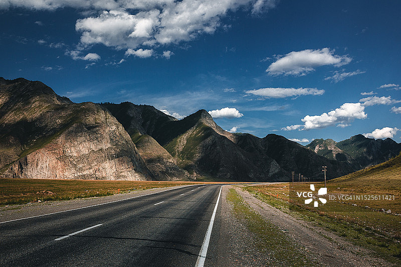 空旷的道路沿着山对天空，俄罗斯图片素材