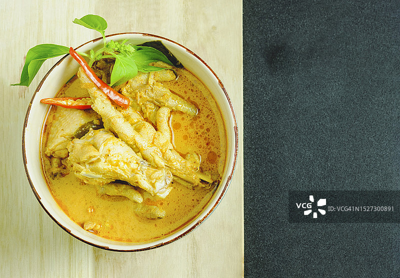 泰国鸡肉咖喱食物的正上方视图图片素材