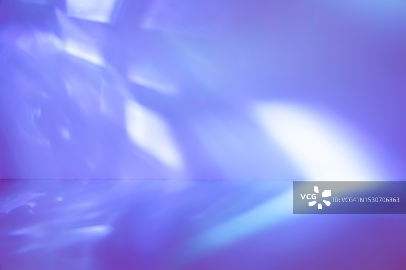 空霓虹全息霓虹蓝色背景场景聚光灯照亮。抽象的三维舞台背景与水晶光的效果。图片素材