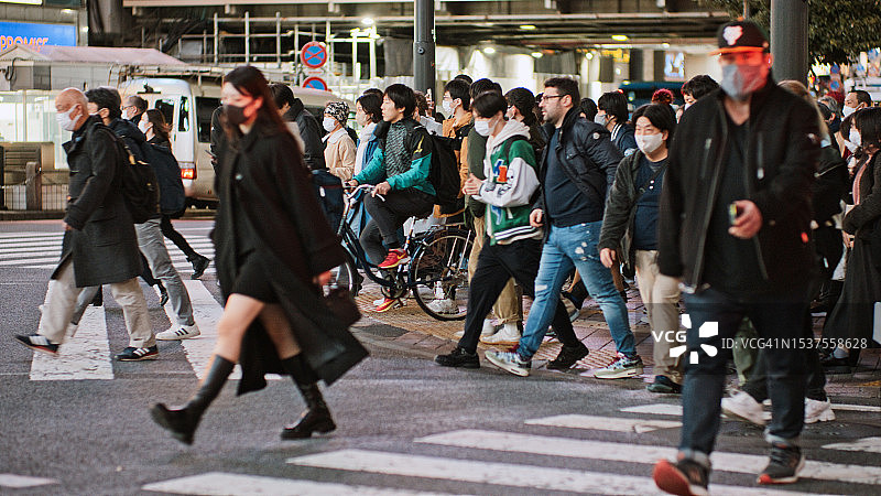 一群日本人、亚洲人、游客在东京涩谷穿过马路。日本旅游景点，旅游地标，亚洲交通城市生活理念图片素材