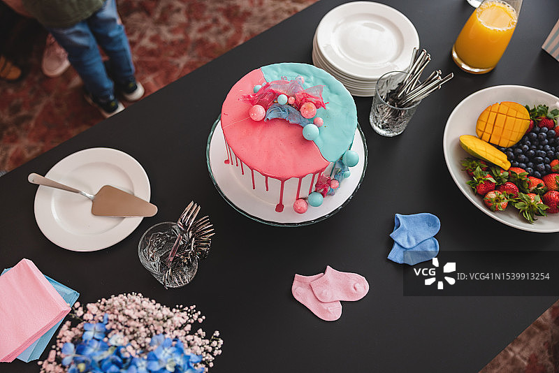 性别揭秘派对上美味的蛋糕和其他零食图片素材