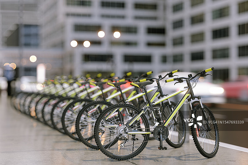 街道背景模糊的自行车停车场特写图片素材