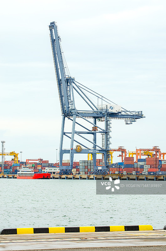 码头国际集装箱船舶装卸，海上港口，货运，航运，船舶。物流，进出口，运输。全球运输业务。图片素材