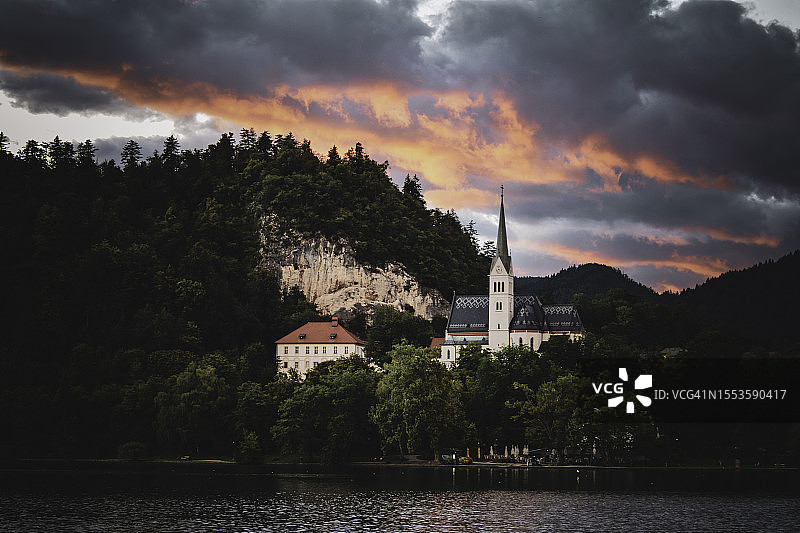 斯洛文尼亚布莱德湖圣马丁教区教堂的美丽日落图片素材