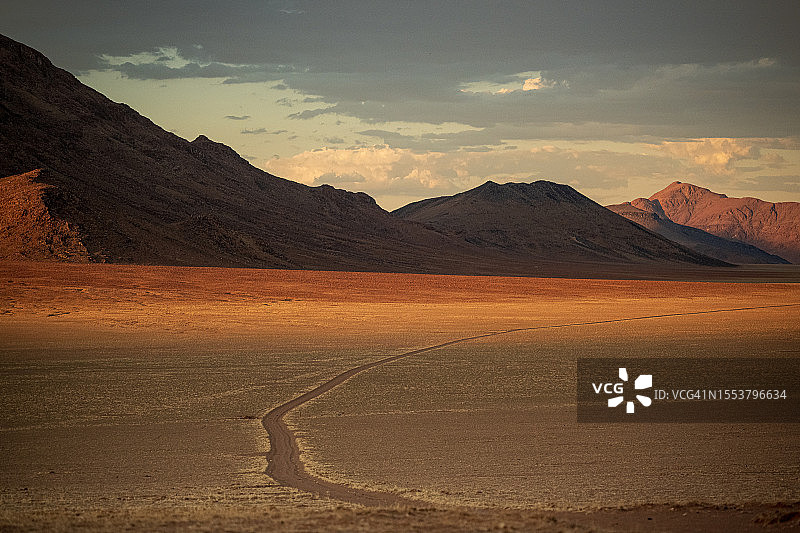 日落时沙漠映衬天空的美景图片素材