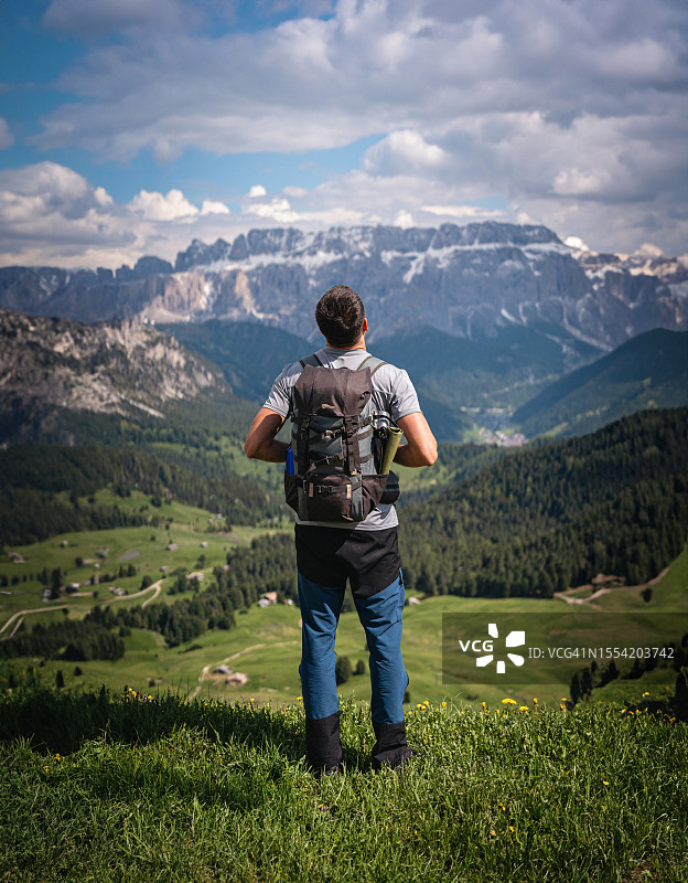 无法辨认的男性高加索徒步旅行者欣赏塞塞达山脉的景色图片素材