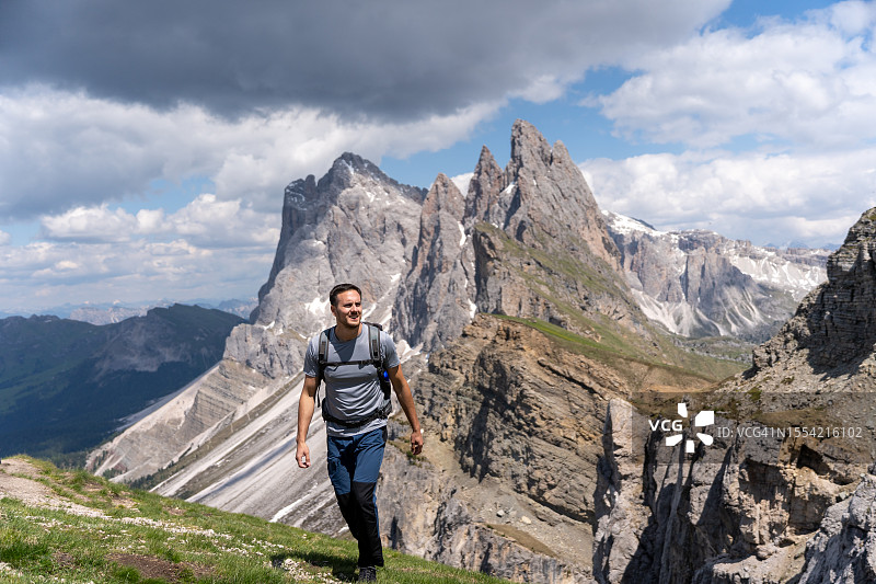 高加索徒步旅行者在徒步旅行中欣赏大自然的美丽，背景是塞塞达山脉图片素材