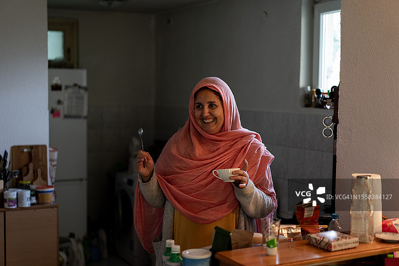煮咖啡的穆斯林妇女图片素材