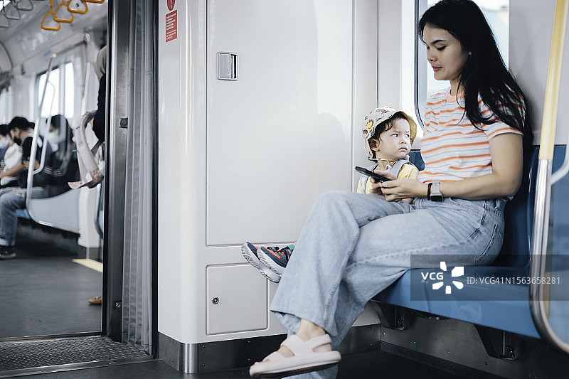 亚洲母子乘火车旅行图片素材