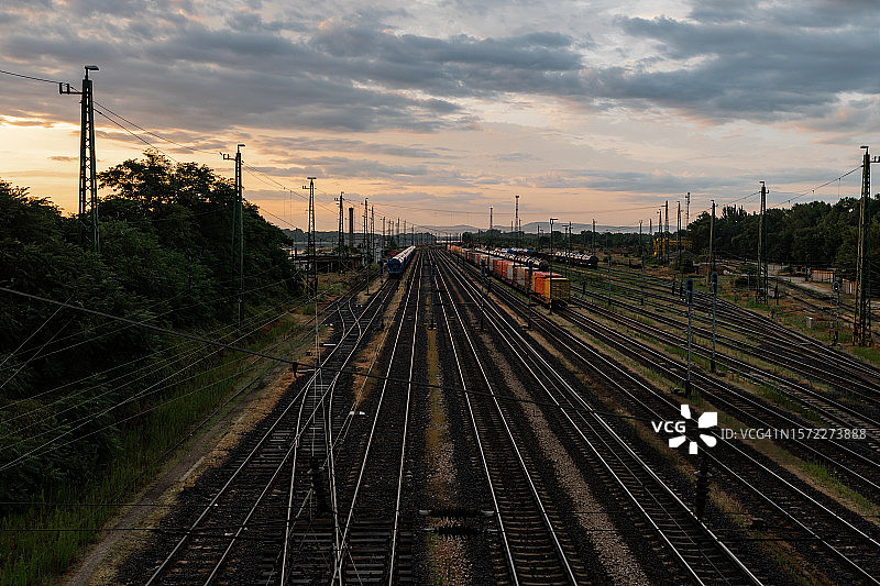 火车站的日出和一些货运列车在一起图片素材