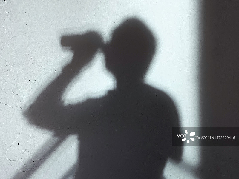成年男子喝酒的影子图片素材