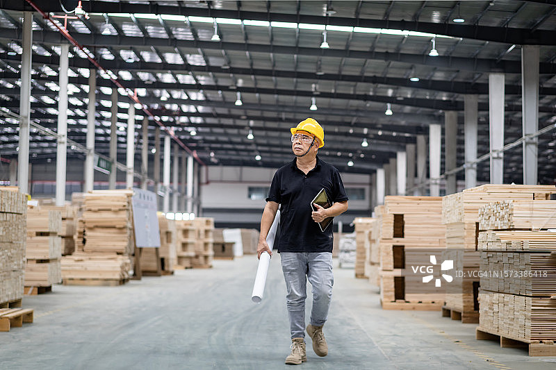 一个亚洲男性蓝领工人在木制品厂的形象图片素材