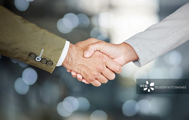 商务人士，握手和合作，协议或欢迎与交易，入职和感谢。协作，专业和团队在b2b团结中模糊背景散景握手图片素材
